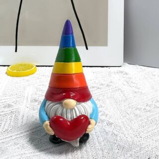 Gnomo segurando coração