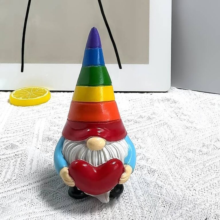 Gnomo segurando coração