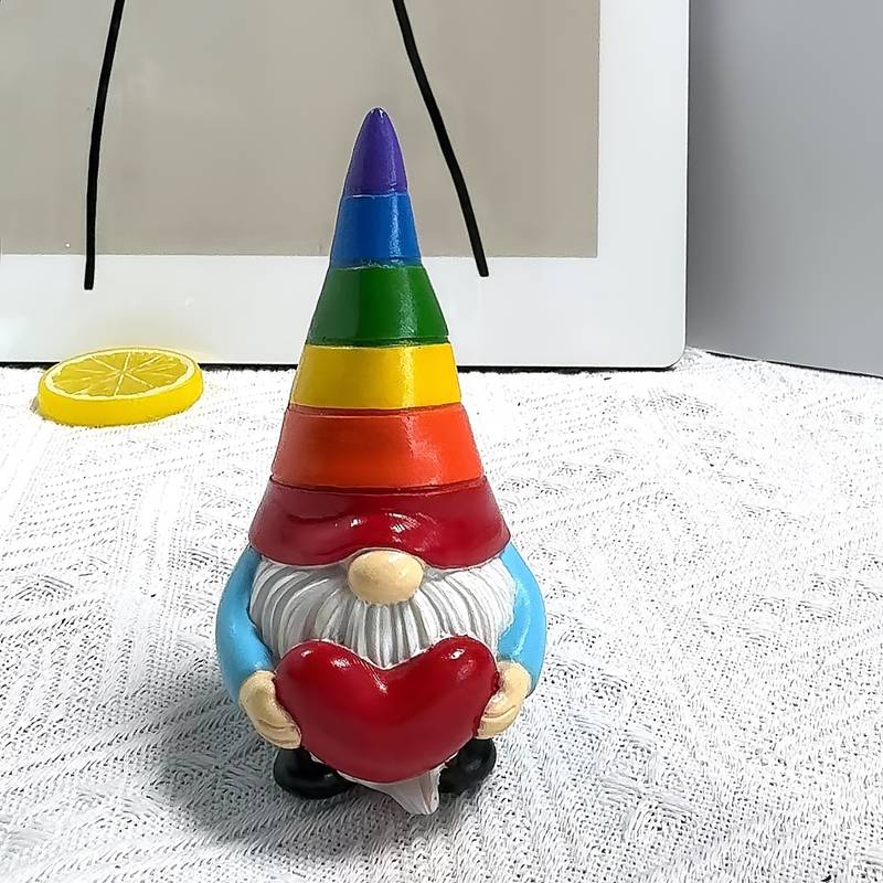 Gnomo segurando coração